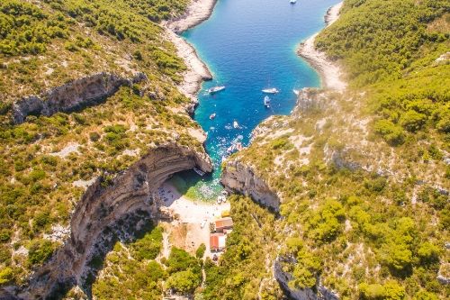 Vis, Stiniva Cove