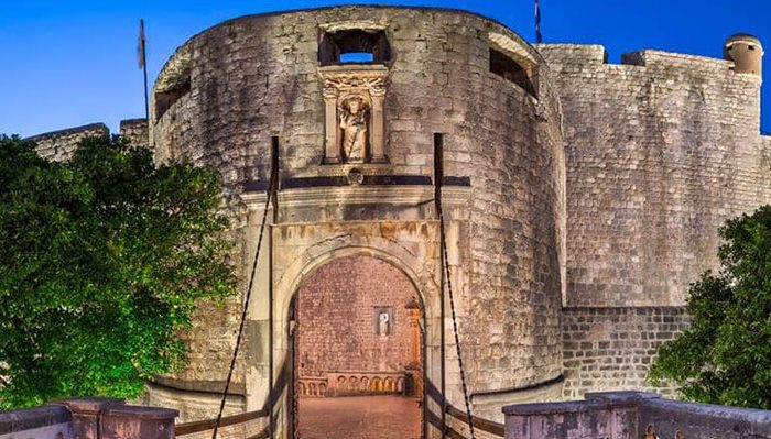 Pile-Gate-Dubrovnik-at-Night-780x550